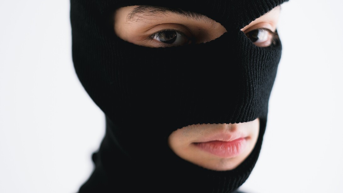 Criminoso usa uma balaclava para ocultar sua identidade