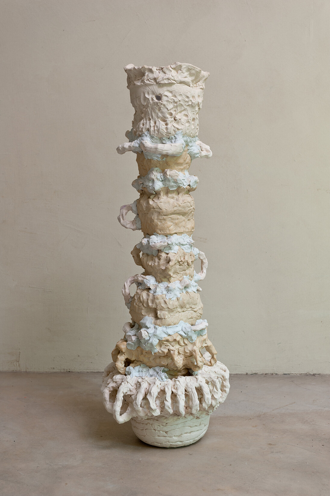 Beverly Semmes, Stacked Pot #4, 2015, High fire ceramic and epoxy, 122 x 40,6 x 40,6 cm
(48 x 16 x 16 in.), Courtesy of Beverly Semmes & Susan Inglett Gallery © Chris Kendall