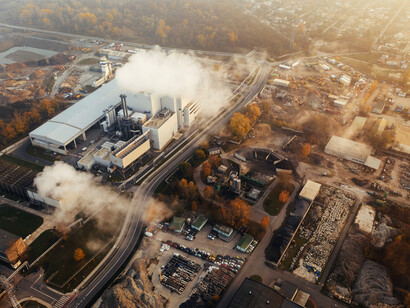 Nei “climate pledge”, ci sono le promesse da parte delle azienda di darsi da fare per raggiungere il target zero emissioni entro i prossimi decenni