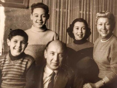 Photo de famille. La femme s’est un peu transformée en citadelle et l’homme en chasseur, c’est le code, c’est la règle du jeu