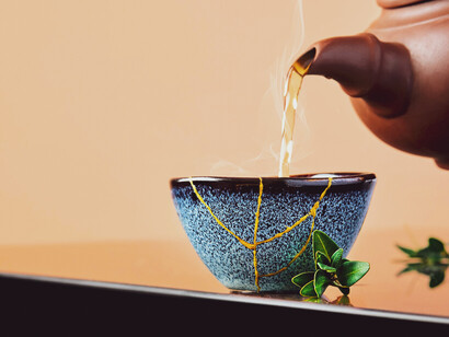 Al igual que la sustentabilidad cultural, el kintsugi nos invita a valorar la permanencia, la historia y la belleza en lo que resiste al descarte