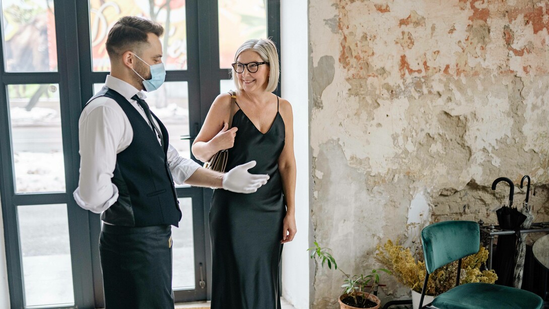 A waiter is hospitable with a lunch guest at the restaurant