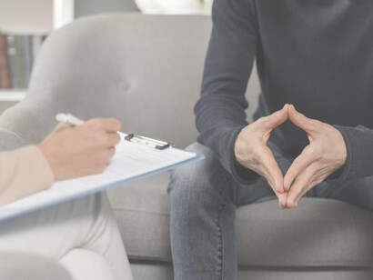 Persona en una sesión de psicoterapia. Como el campo de la salud mental está tan plagado de prejuicios, es necesario abrir otra visión para quienes practican la medicina y actividades afines