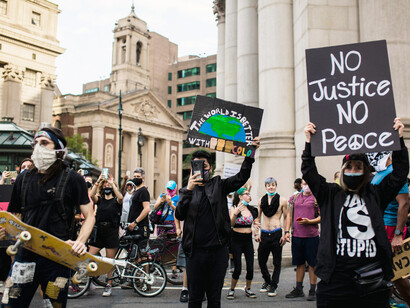 Estos movimientos ejemplifican cómo las revoluciones del presente pueden renovar las luchas históricas, manteniendo vivo el ideal de un cambio profundo y duradero. Movimiento Black Lives Matter, Estados Unidos