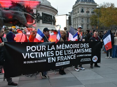 O coletivo "Patriotas da Diversidade" nas comemorações do 10º aniversário dos atentados de 13 de novembro de 2015 na França, na Place de la République, em Paris. Sem nada pensar, atendi e, como resposta, recebi: “graças a Deus”; “você está vivo”. Estupefato, nada entendi. Veio, então, uma ordem: “ligue a televisão”