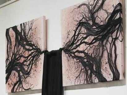 La propuesta artística de Alessandra Sequeira Garza, titulada "Enraizada", se presentó entre febrero y mediados de abril de 2026 en la nueva sala expositiva del Museo Rafael Ángel Calderón Guardia en Costa Rica, bajo la curaduría de Gary Hior. Fotografías por cortesía de Víctor Vega Valverde 