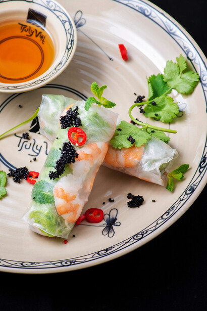 Rouleaux de printemps. Traditionnellement, on trempe la galette de riz dans l’eau tiède puis on le dépose sur un chiffon absorbant avant de le rouler