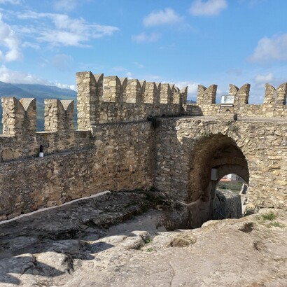 Scavato in parte direttamente nella roccia arenaria, il Castello di Sperlinga domina l'abitato omonimo ed è uno dei simboli più suggestivi della presenza normanna nell'entroterra siciliano. Sperlinga, Italia