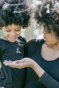 Mãe conversa com filha pequena. Os pais são grandes contribuidores da construção das memórias dos filhos. São eles que narram as primeiras estórias e curiosidades para os pequenos, por meio das conversas