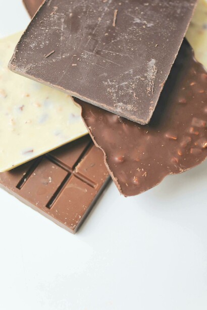 O chocolate é celebrado mundialmente, com países como Suíça, Bélgica e França liderando em qualidade