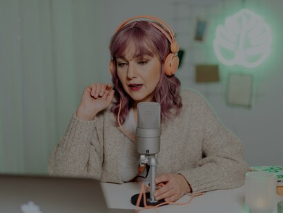 Mulher grava conteúdos para podcast