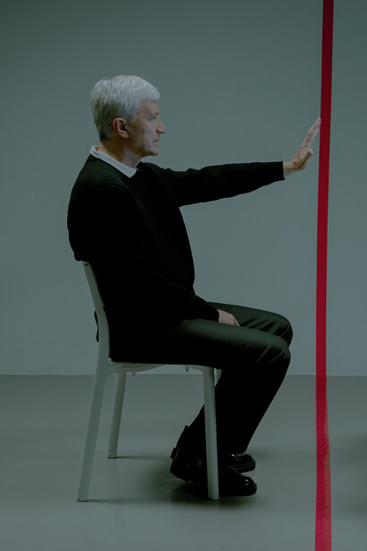 Limites. C'est ce que nous pouvons appeler un repère, un contour, et voyons encore que le bord, la différenciation qui exprime ce qu’on nomme « extérieur », et ce qu’on nomme « intérieur »