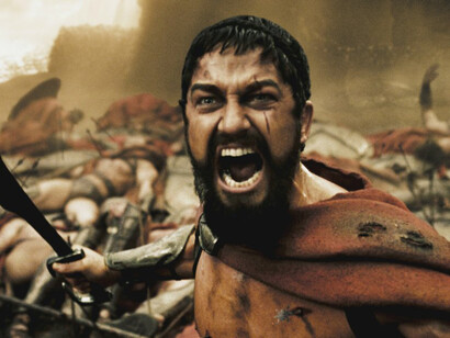 Fotograma del filme 300, con los espartanos y Leónidas en primer plano defendiéndose de Jerjes I y sus 10,000 hombres (2006)