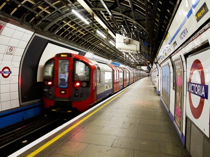 Un metro sale de la estación de Victoria