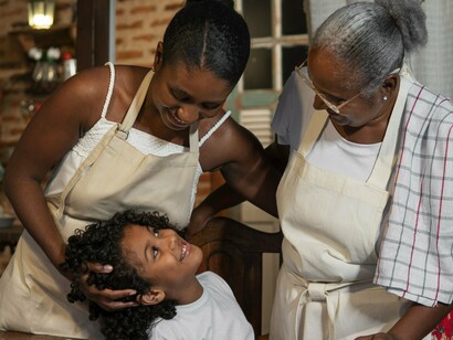 Sou filha de uma mulher de 63 anos: mulher preta, pobre e professora. Uma mulher que enfrenta diversos problemas de saúde e que sempre foi extremamente dedicada à maternidade. Criou quatro filhos, hoje somos três, porque meu irmão faleceu vítima da covid-19, e agora ela também cuida dos netos