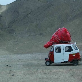 Melanie Smith with Rafael Ortega, Bulto – Highway/Dune Pac Sequence (still), 2011. Video: color, sound, 2:57 minutes. Courtesy the artist and Galerie Peter Kilchmann, Zurich.