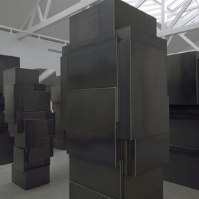 Antony Gormley, Expansion Field, 2014, 4 mm acier Corten, 60 éléments ; dimensions variables © Antony Gormley, Courtesy Galerie Thaddaeus Ropac Paris/Salzburg, Photo : Dominique Uldry
