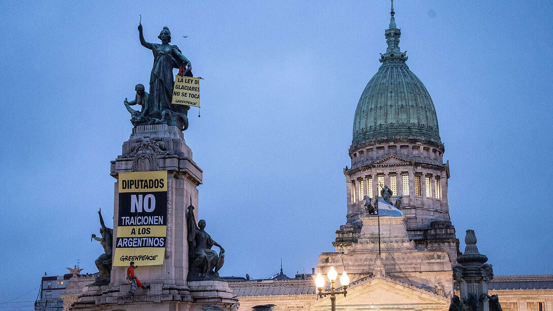 Activistas cuelgan carteles frente al Congreso en contra de la reforma a la Ley de Glaciares, Buenos Aires, Argentina, marzo de 20226. Fotografía: Pepe Mateos / Greenpeace