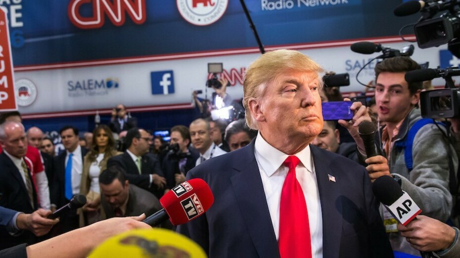 La actitud de Trump con la prensa es abrumadoramente simple: cordial cuando es elogiado, brutal cuando lo critican