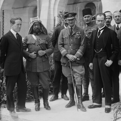 Llegada de Sir Herbert Samuel a la Conferencia del Cairo en 1920: el varón menudo, con traje, de la izquierda es, ni más ni menos, T. E. Lawrence; en el extremo opuesto y luciendo una no del todo simpática expresión se halla el propio Herbert Samuel