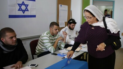 Una mujer árabe israelí votando en un colegio electoral