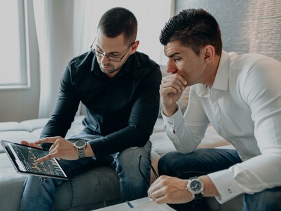 Traders analisam dados