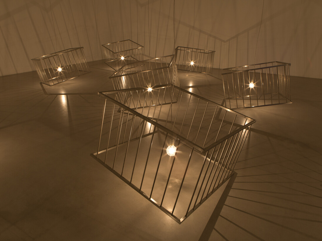 Claude Lévêque, Vies de singes, 2015, Treize parcs en inox, treize ampoules. Bande sonore : crise d'asthme (Conception sonore en collaboration avec Jérôme Nox / Respirations : Romaric Etienne) / Thirteen stainless thirteen parks, lamps. Soundtrack : asthma attack (Sound Design in collaboration with Jerome Nox / Breaths : Romaric Etienne), Dimensions variables / Variable dimensions © ADAGP Claude Lévêque . Photo. Julie Joubert , Courtesy the artist and kamel mennour, Paris