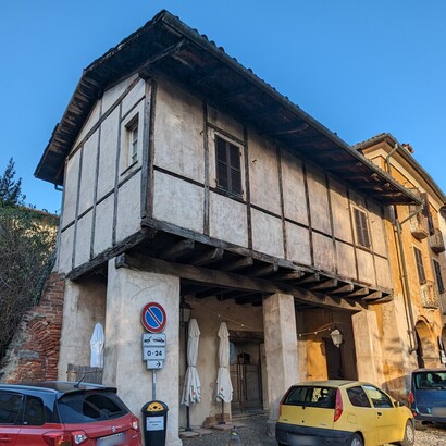 Casa su travi in zona Piazzo. Biella, Italia