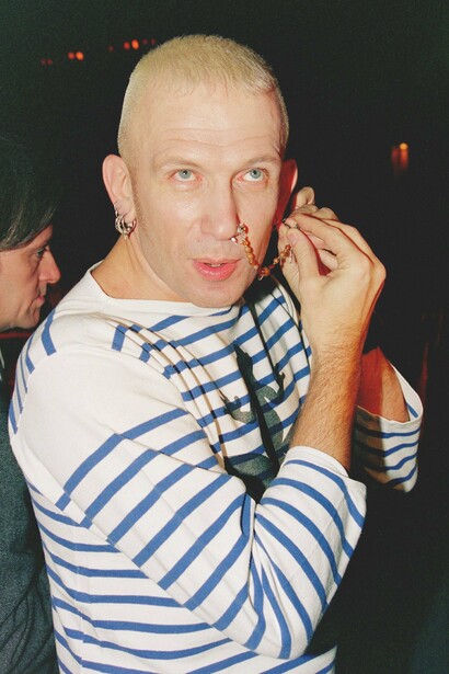 Maglietta a righe ad ispirazione militare e minimal