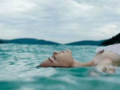 mulher flutuando na água