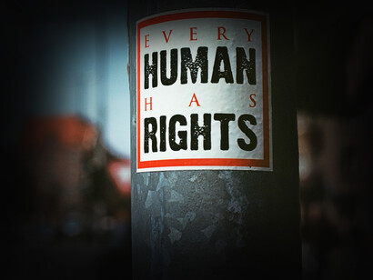Un cartel que dice 'Todos los humanos tienen derechos' en un poste en la ciudad de Nürnberg, Alemania