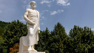 Estatua de Aristóteles en Estagira, Grecia