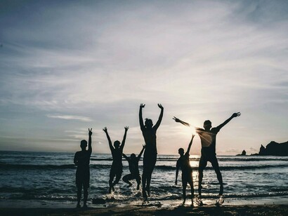 Pessoas felizes em pôr-do-sol na praia. Depois de Alexandre, o Grande, correntes distintas da filosofia concluem o mesmo, que para ser feliz, “o homem deve ser não só autossuficiente, mas desenvolver uma atitude de indiferença, de impassibilidade, em relação a tudo ao seu redor.” Para Epicuro, o prazer era essencial para a felicidade, tanto é que sua filosofia era o hedonismo