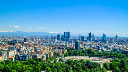 Edifici in cemento armato e alberi, città di Milano, Italia