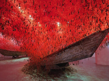 Chiharu Shiota. «La llave en la mano»  50 000 llaves, hilo rojo y barcos viejos Contexto: Expuesta en el Pabellón de Japón durante la 56.ª Bienal de Venecia en 2015, Italia