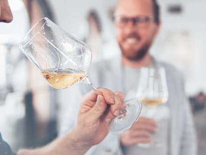 Si es posible, asegúrate de haber probado el vino antes de comprarlo