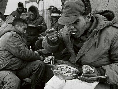 Entre la turba helada, el viento del Atlántico Sur y el estruendo de las armas, los jóvenes combatientes argentinos resistieron con coraje en condiciones tan precarias como injustas