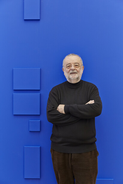 Portrait of Claude Rutault taken in front of “a saturday morning on the grande jatte or at port-en-bessin”, 2010, during his exhibition at Galerie Perrotin, New York, November 20, 2014 – January 3, 2015. Photo: Yachin Parham, Courtesy Galerie Perrotin