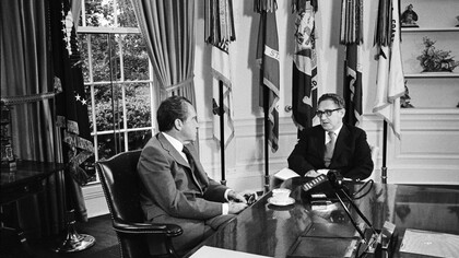 O presidente dos Estados Unidos, Richard Nixon (à esquerda), e Henry Kissinger, Conselheiro de Segurança Nacional e Secretário de Estado, na Casa Branca
