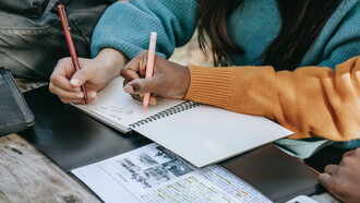 Alunos se reúnem para estudar juntos ao ar livre em atividade programada