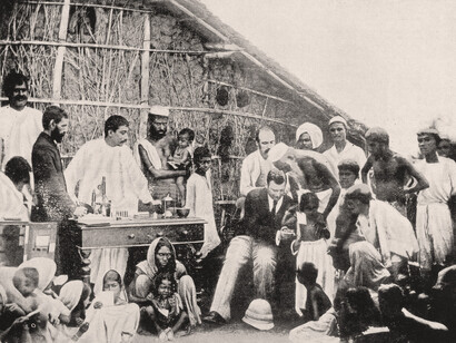 Waldemar Haffkine inoculando a los pobladores de Calcuta en 1894