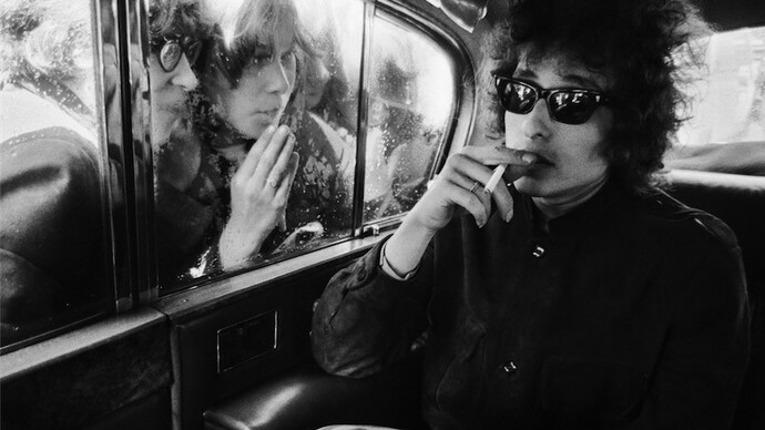Barry Feinstein, Bob Dylan, Fans looking in limo, London, 1966, ©Barry Feinstein Photography. All rights reserved