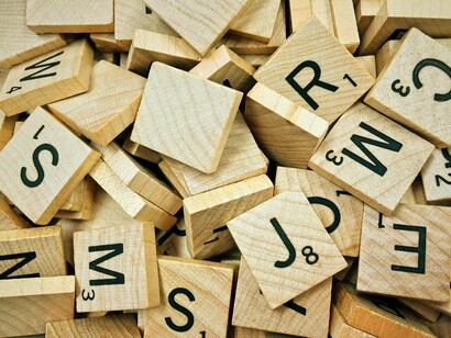 Letras de jogo Scrabble misturadas. Embora se considere que a disciplina semântica tenha começado no século 19 com o linguista Michel Bréal, os estudos sobre a significação das palavras remontam à Antiguidade