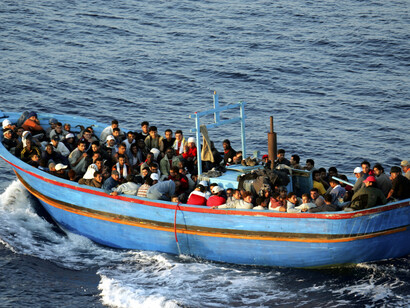 Inmigrantes viajando hacia las costas canarias