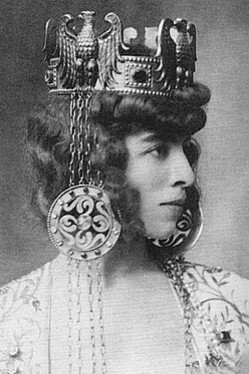 Luisa Casati nei panni dell'Imperatrice Teodora a un ballo in maschera a Roma, (1905). Nonostante la sua fine in povertà, Luisa Casati rimane un'icona eterna, la cui vita straordinaria continua a ispirare anche oggi