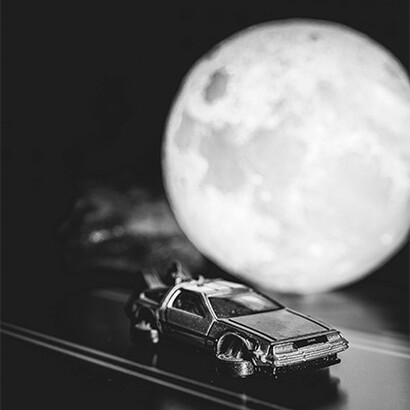 Miniatura do carro do filme "De volta para o futuro". Dois outros clássicos do cinema e ícones da cultura pop dos anos 1980 tiveram em suas histórias a viagem no tempo como elemento fundamental
