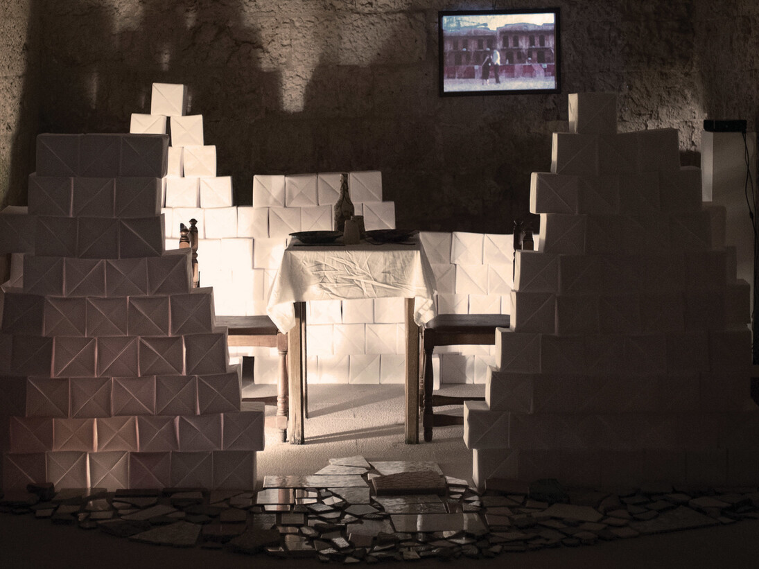 Alisia Cruciani, Giovanni Cristino, Maria Susca, Mare solo, Installazione ambientale, Cubi origami materiali preesistenti proiezione video, Mola di Bari 