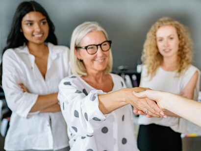 Mulheres bem-vestidas em ambiente de trabalho. No ambiente de trabalho, as roupas também desempenham um papel crucial. Um estudo da Universidade de Columbia revelou que estudantes que usaram roupas formais durante um exame relataram maior confiança e apresentaram um desempenho superior em comparação aos que vestiram roupas casuais