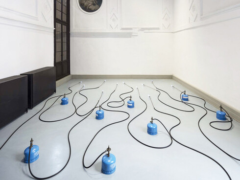 Jannis Kounellis, Senza titolo (1971),
bombole a gas, fiamme, tubi di gomma, foto Agostino Osio - Alto Piano, Courtesy Fondazione Prada