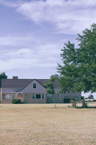 Casa da família Clutter, em Holcomb, Kansas. Após ler uma breve nota sobre o assassinato dos Clutter no New York Times, Capote decidiu viajar ao Kansas acompanhado da escritora Harper Lee, sua amiga de infância e futura autora de O Sol é Para Todos. O objetivo inicial era escrever uma reportagem para a revista The New Yorker, mas a dimensão do caso transformou o projeto em algo muito mais ambicioso